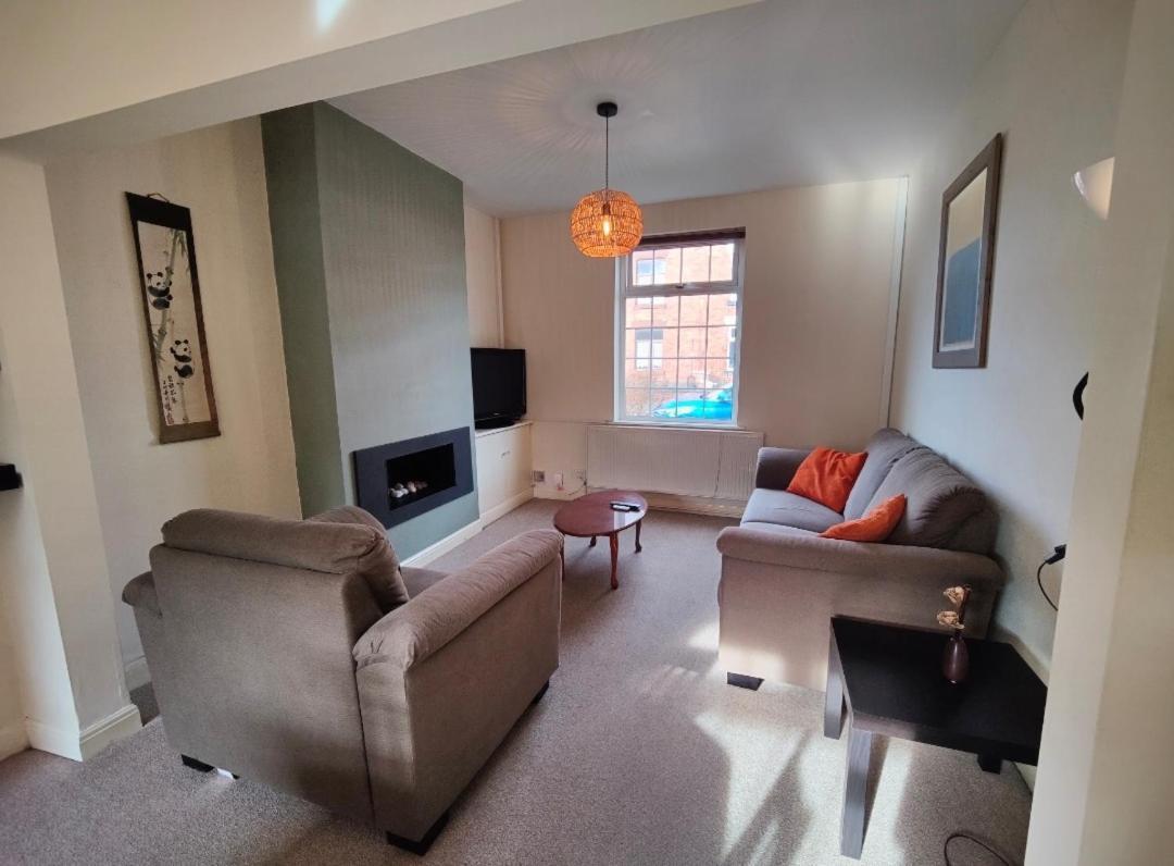 Victorian Semi Detached House Behind The High Street Villa Newton-le-Willows Exteriör bild