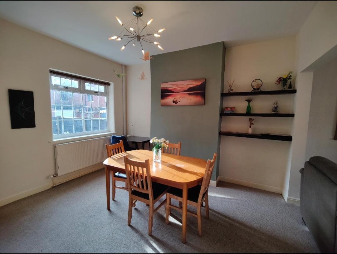 Victorian Semi Detached House Behind The High Street Villa Newton-le-Willows Exteriör bild