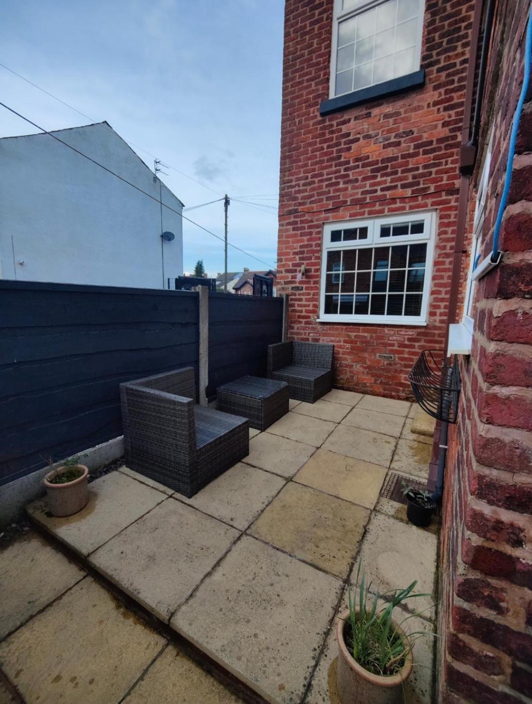 Victorian Semi Detached House Behind The High Street Villa Newton-le-Willows Exteriör bild